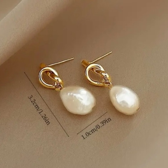 ✨Anthropologie Hayden Pearl Knot Earrings - Picture 3 of 5